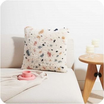 Geknoopt modern kussen met vlekjes