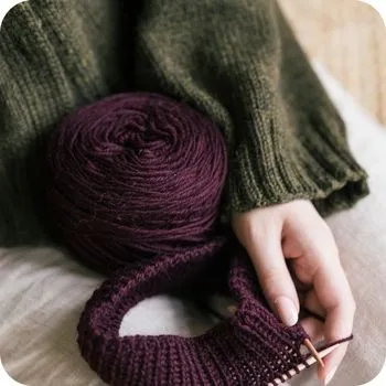 Een bol garen gemaakt van een streng Novita garen