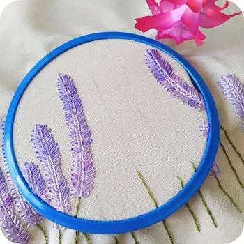 Vrij borduren paarse bloemen