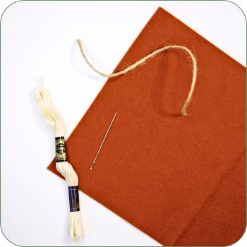 Benodigdheden voor het maken van een geborduurd vilten kersthuisje