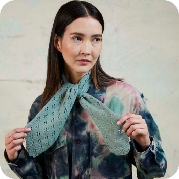 Groen sjaaltje Olivia met eenvoudig kantpatroon