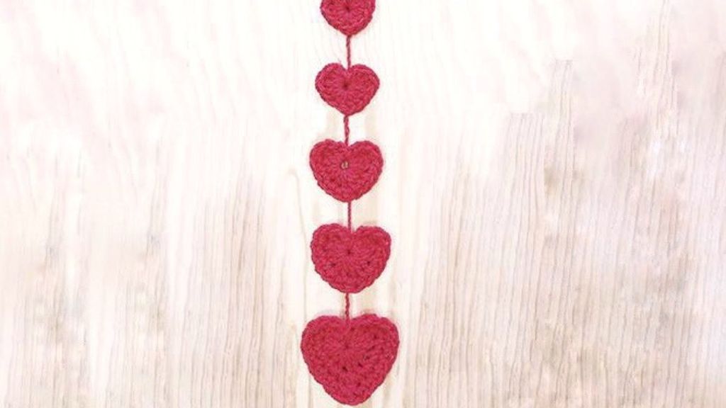 Gratis haakpatroon voor een leuke hartjesslinger