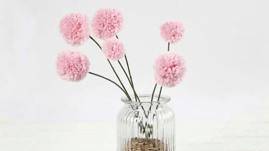 Pompombloemen in een vaas