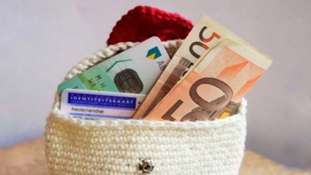 Gehaakte portemonnee in wit garen, gevuld