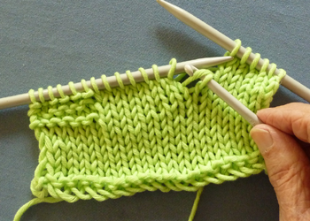 Steek door de eerste gevallen steek met de haaknaald