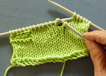 Haak de onderliggende steek naar boven