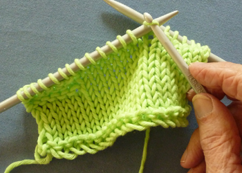 Zet de laatst opgehaalde steek terug op de breinaald