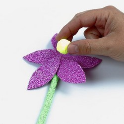 Vaas met bloemen kleien met Foam Clay stap 5