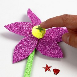 Vaas met bloemen kleien met Foam Clay stap 6