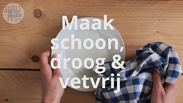 Stap 1 van DIY koningsdag is het schoon, droog en vetvrij maken van je servies