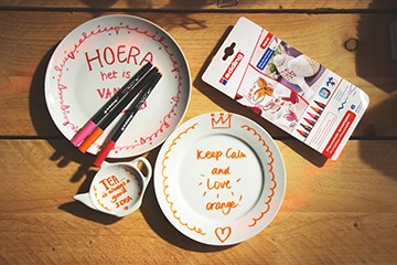 DIY Porselein bewerken met porseleinstift voor bijvoorbeeld Koningsdag