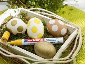 Versieren van paaseieren met gele edding marker