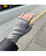 Polswarmers met duim breien - PetiteKnit breipakket | hobbygigant.nl