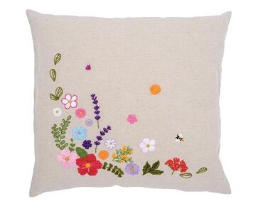 Kleurrijke wereld van bloemen borduurkussen - Vervaco borduurpakket | hobbygigant.nl