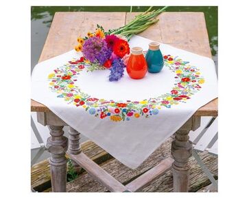 Tafelkleed met bloemen borduren - Vervaco borduurpakket | hobbygigant.nl