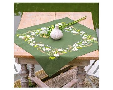 Groen tafelkleed met bloemen borduren - Vervaco borduurpakket | hobbygigant.nl