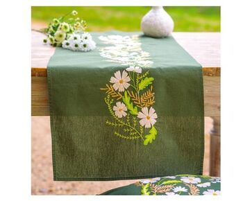 Groene tafelloper met bloemen borduren - Vervaco borduurpakket | hobbygigant.nl
