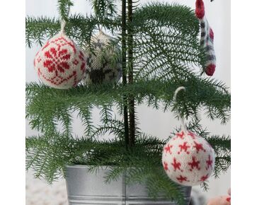 Onbreekbare Kerstballen breien - Novita breipakket | hobbygigant.nl