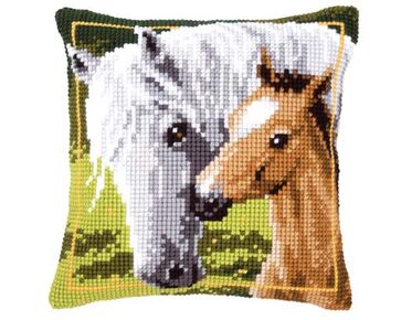 Wit paard met veulen borduurkussen - Vervaco borduurpakket | HobbyGigant
