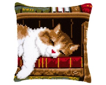 Liggende Poes borduurkussen - Kussenpakket Vervaco | HobbyGigant
