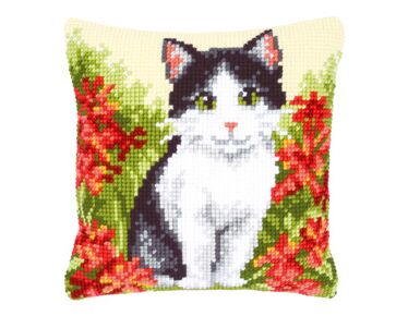 Poes in bloemenveld borduurkussen - Kussenpakket Vervaco | HobbyGigant
