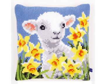 Lam met narcissen borduurkussen - Kussenpakket Vervaco | HobbyGigant