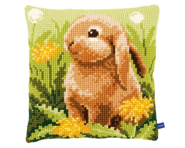 Konijntje in het groen borduurkussen - Vervaco borduurpakket | HobbyGigant