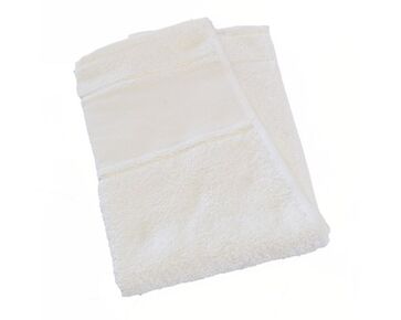 Handdoek gebroken wit met borduurrand | HobbyGigant