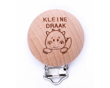 Houten speenclip met tekst Kleine Draak - 2 stuks | hobbygigant.nl