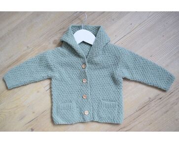 Babyjasje met capuchon breien - Lamana Como breipakket