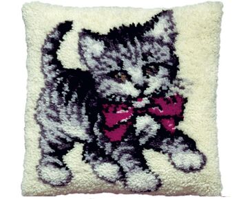 Katje met rode strik - Knoopkussen Pako