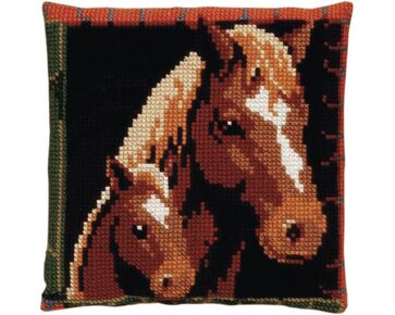 Paard met veulen borduurkussen - PAKO borduurpakket | HobbyGigant