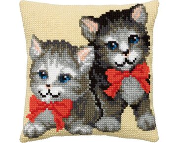 Poesjes met rode strik borduurkussen - PAKO borduurpakket | HobbyGigant