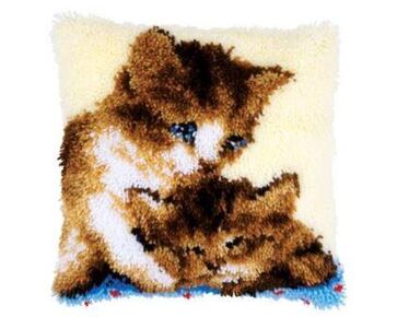 Twee Poesjes knoopkussen - Vervaco knooppakket | HobbyGigant