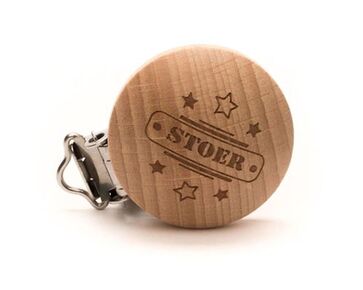 Houten speenclip met tekst  Stoer - 2 stuks | hobbygigant.nl