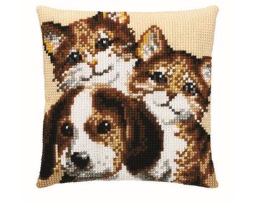 Katten met hond borduurkussen - PAKO borduurpakket | HobbyGigant