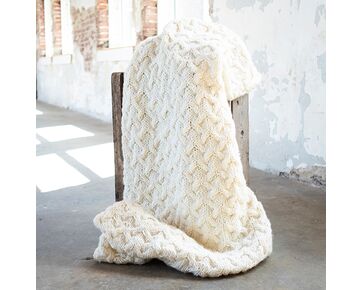 Woondeken Luna met kabelpatroon breien - FairMade breipakket | hobbygigant.nl