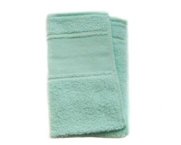 Handdoek mintgroen met borduurrand | HobbyGigant