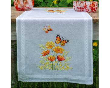 Tafelloper Oranje bloemen en vlinders - Vervaco voorbedrukt borduurpakket | HobbyGigant