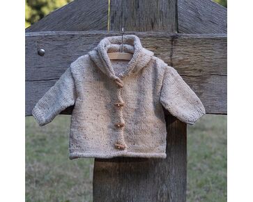 Baby jasje met capuchon breien - FairMade breipakket | hobbygigant.nl