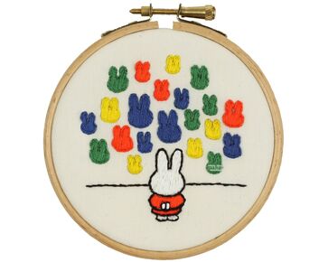 Nijntje in het museum borduren - Pako borduurpakket | voorbedrukt borduurpakket | hobbygigant.nl