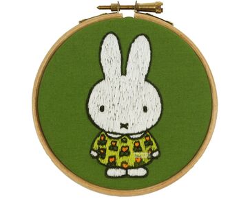 Nijntje met bloemetjesjurk borduren - Pako borduurpakket | voorbedrukt borduurpakket | hobbygigant.nl