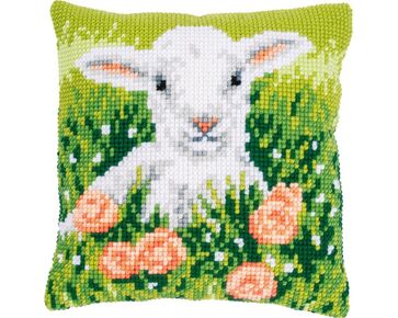 Lammetje tussen bloemen borduurkussen - Vervaco borduurpakket | borduurpakketten | hobbygigant.nl