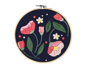 Bloemen borduren op zwarte stof - voorgedrukt borduurpakket ReStyle  | hobbygigant.nl
