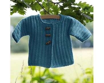 Set van babyvestje, babymutsje en slofjes haken - FairMade haakpakket | hobbygigant.nl