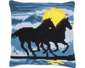 Paarden in het maanlicht borduurkussen - Vervaco borduurpakket | hobbygigant.nl