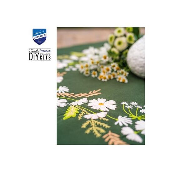 Groen tafelkleed met bloemen borduren - Vervaco borduurpakket | hobbygigant.nl