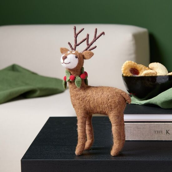 Vilten hert met hulstkrans bruin - Rico Design | hobbygigant.nl