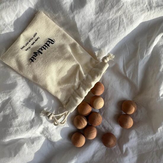 Houten geurballen 10 stuks - PetiteKnit | cederhouten mottenballen | hobbygigant.nl