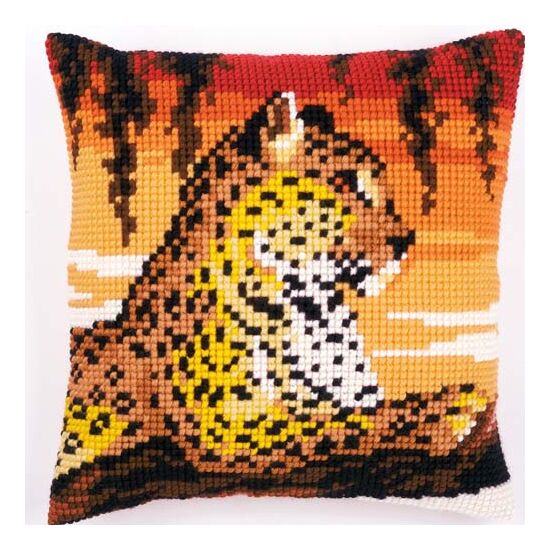 Luipaard in avondlicht borduurkussen - Vervaco borduurpakket | HobbyGigant